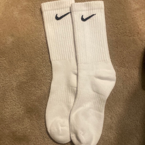 1 pair of White, never worn Nike socks - Picture 1 of 3